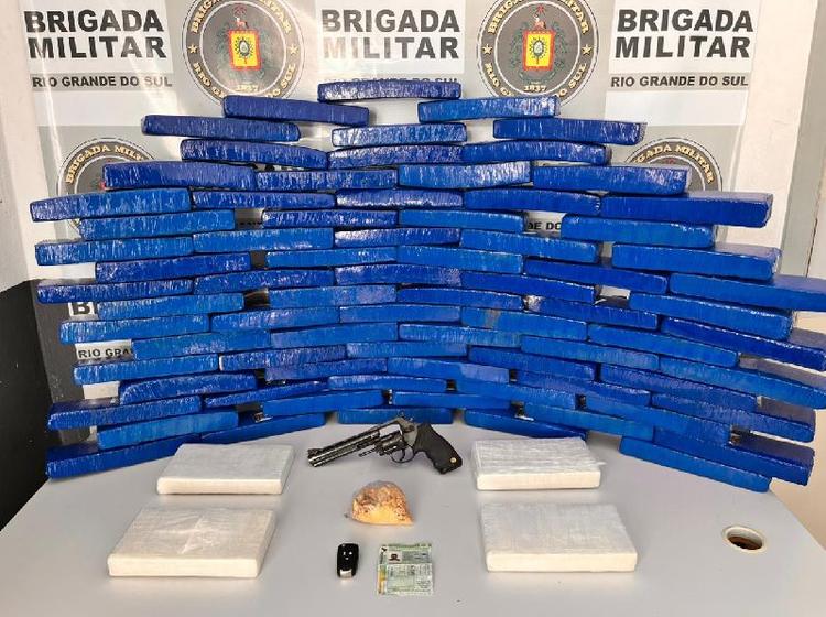 Brigada Militar apreende quase 50 kg de maconha e 4 kg de cocaína e prende dupla nos bairros Galópolis e Santa Fé