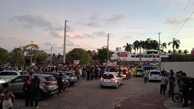 Ato político na UFRN termina em bate-boca e agressões entre militantes do PL e estudantes