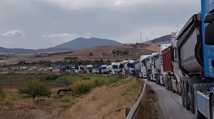 Melfi, protesta di agricoltori e autotrasportatori: fino a 400 mezzi sulla Bradanica