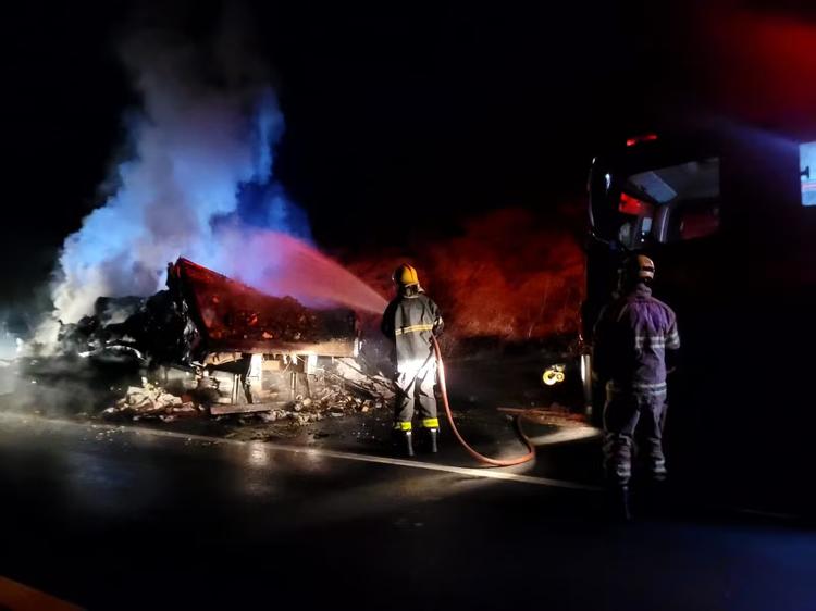 Carreta carregada de uvas é atingida por incêndio na BR-251
