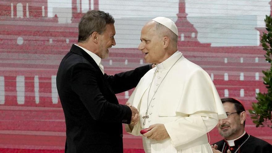 Antonio Banderas muestra al Papa su fe a través de la Semana Santa de Málaga
