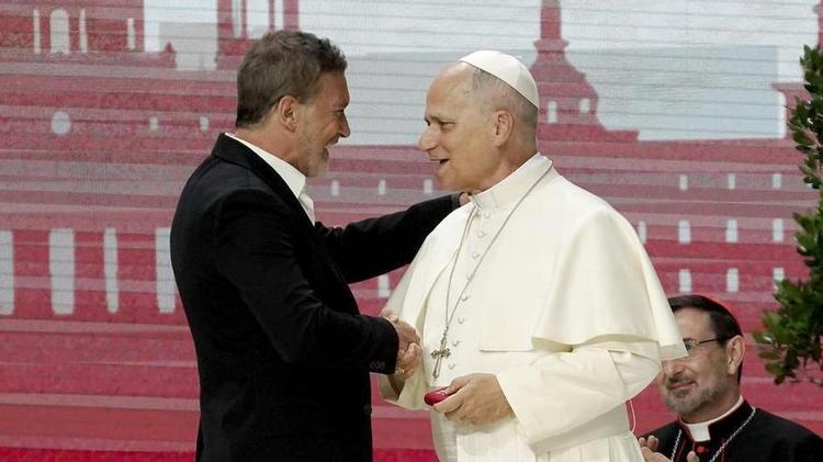 Antonio Banderas muestra al Papa León XIV su fe a través de la Semana Santa de Málaga