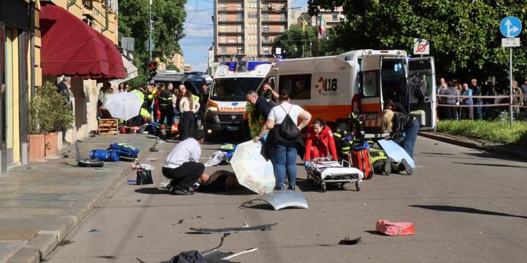 Terrore a Modena, falcia pedoni con l'auto, quattro feriti gravi: bloccato un 31enne, ha tentato anche di accoltellare passanti