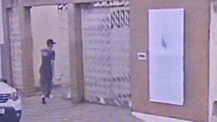 Homem invade casa com portão aberto durante entrega e tenta estuprar mulher em MG; vídeo