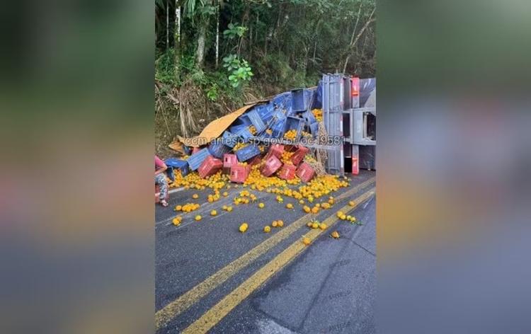 Caminhão tomba e derruba carga de mexerica em rodovia no interior de SP