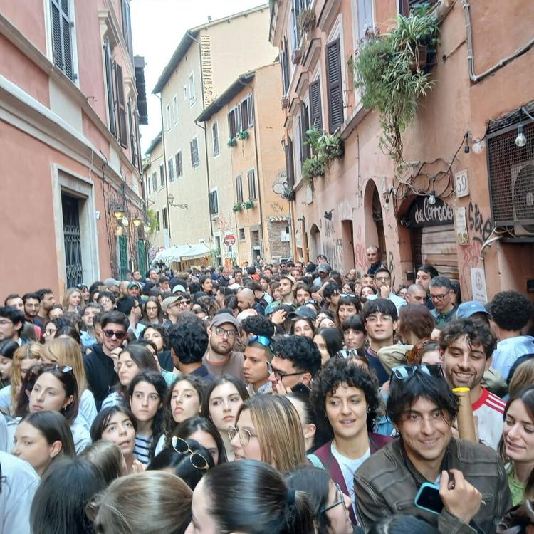 Fulminacci, live a sorpresa a Trastevere. Folla in via della Pelliccia