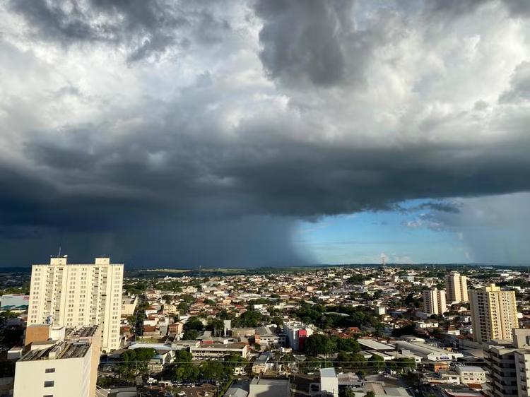 Alerta prevê fenômenos extremos no interior de SP; saiba o que são tornados e microexplosões