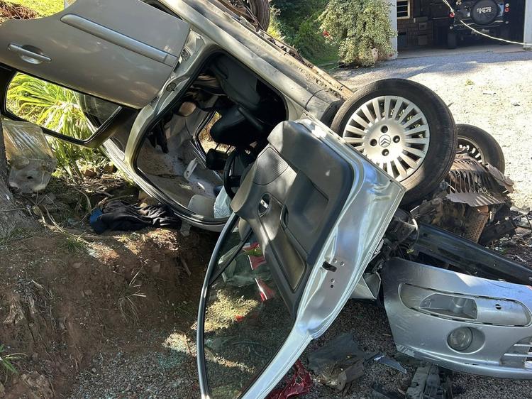 Cinco pessoas ficam feridas após carro colidir contra poste e capotar, em Barão