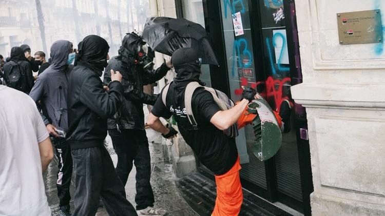 Vitrines fracturées, rayons pillés, écrans arrachés… Retour sur les dégradations subies par plusieurs commerces de Montpellier en marge de la manifestation.