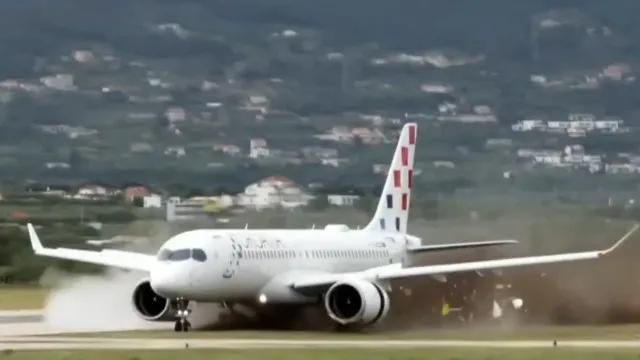 Avião derrapa e sai da pista durante decolagem na Croácia