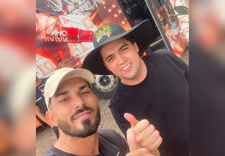 Natanzinho&nbsp;presenteia funcionário de posto com R$ 1 mil para renovar CNH após passeio de moto; VÍDEO