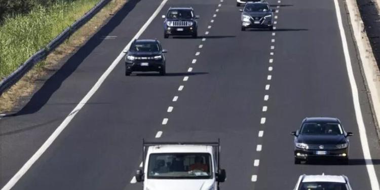 Viaggiano col figlio morto in auto sull'A21, ma se ne accorgono dopo 100 km