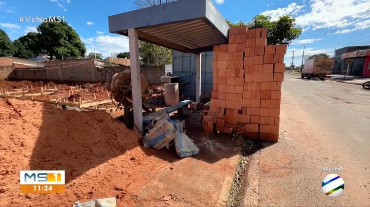 Ponto de ônibus vira depósito de material de construção e revolta moradores em Campo Grande