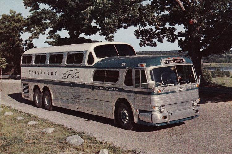 Símbolo de viagens dos anos 1950: conheça o ônibus que paranaense comprou no Canadá e tenta trazer ao Brasil há quase duas décadas