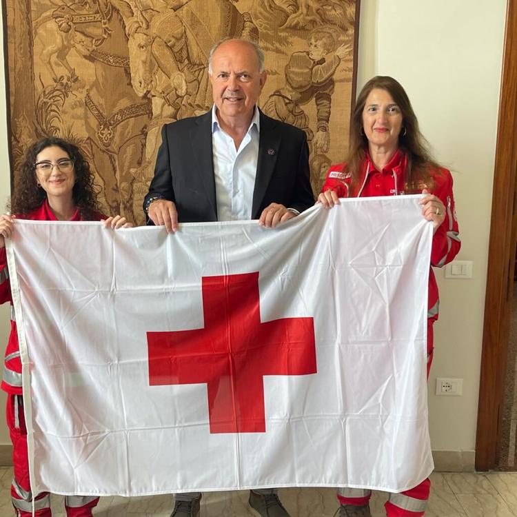 Giornata mondiale della Croce Rossa, consegnata la bandiera al Comune