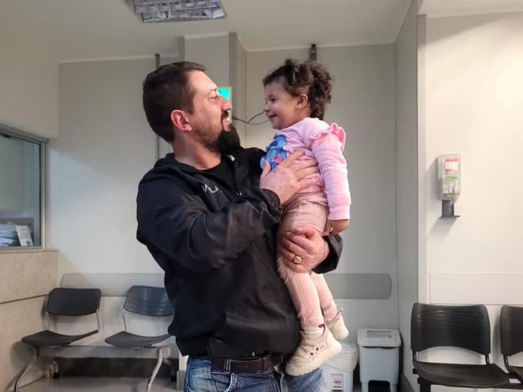 Bebê de 1 ano engasga com bolacha e é salva por policial em centro de triagem de presos após pedido de socorro da mãe