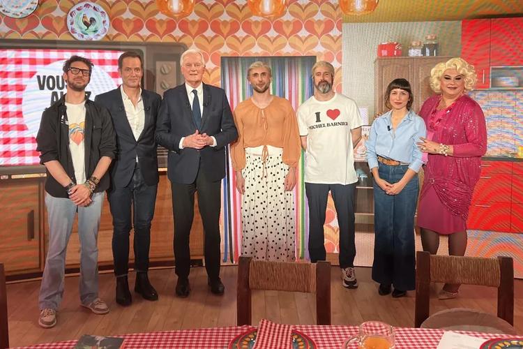 "Quand on aime, il ne faut pas compter" : Michel Barnier comme vous ne l'avez jamais vu, dans l'émission satirique "Vous allez être servis"