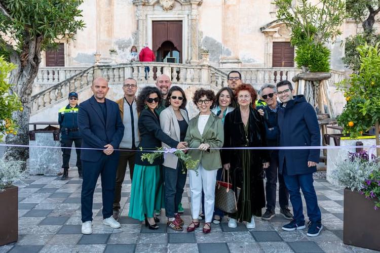 🌸 Ieri sera Piazza IX Aprile si è riempita di persone, sorrisi e musica. Con il taglio del nastro floreale si è aperta...