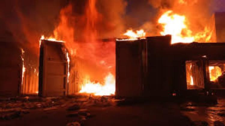 Incendio en la madrugada deja varias estructuras dañadas en Las Matas de Farfán; no se reportan pérdidas humana