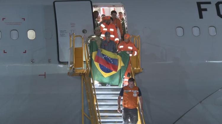 Equipes retornam ao Brasil após resgatar 14 sobreviventes de terremotos na Venezuela; VÍDEO