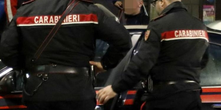 Minaccia di uccidere i genitori con un coltello, arrestato un ragazzo di 14 anni a Roma