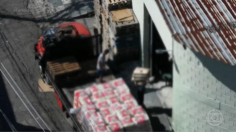 Monopólio do crime: tráfico e milícia controlam até quem fornece comida para mercados e padarias no Rio