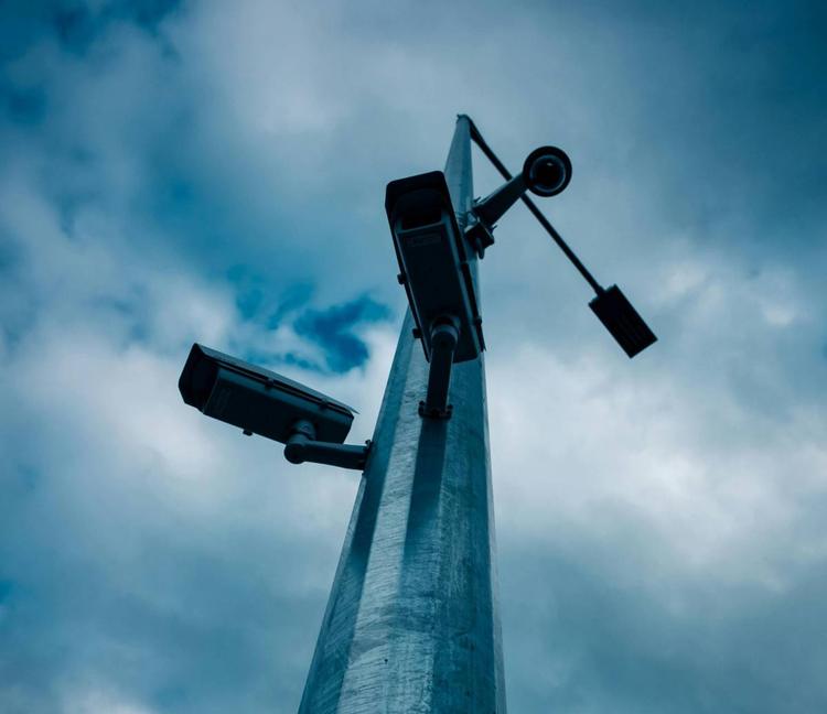 Assicurazione auto scaduta? Occhio ai controlli con l’IA: ecco come riescono a individuarti