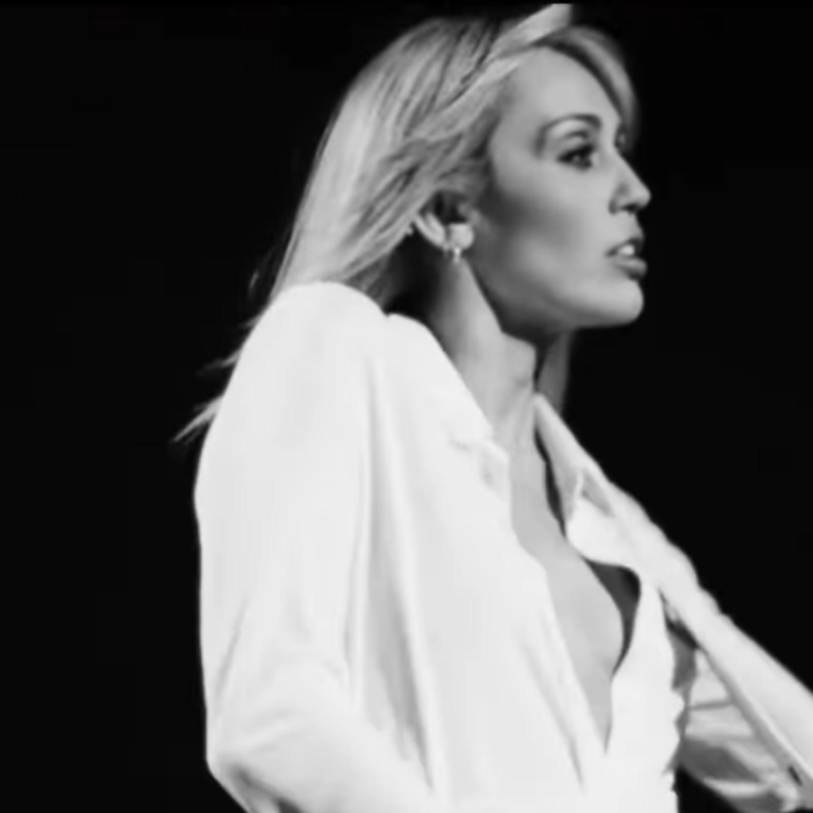 Miley Cyrus revive el pop de los 2000 en 'Bass Persuades' y rinde homenaje a Britney Spears y Madonna