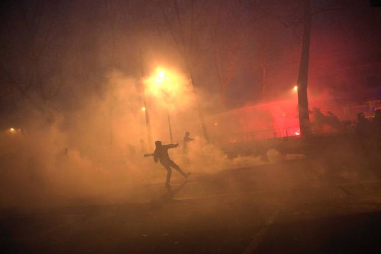 "Sarà un weekend di lotta". Anarchici e pro Pal: "Cacciamo la Meloni". Scatta l'allarme scontri