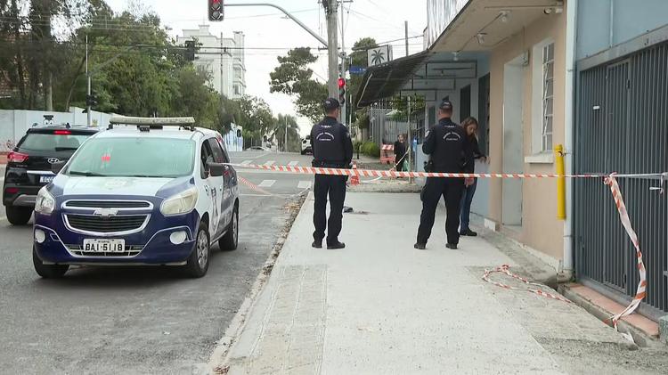 Mulher é baleada por ex-marido após ele desrespeitar medida protetiva, em Curitiba