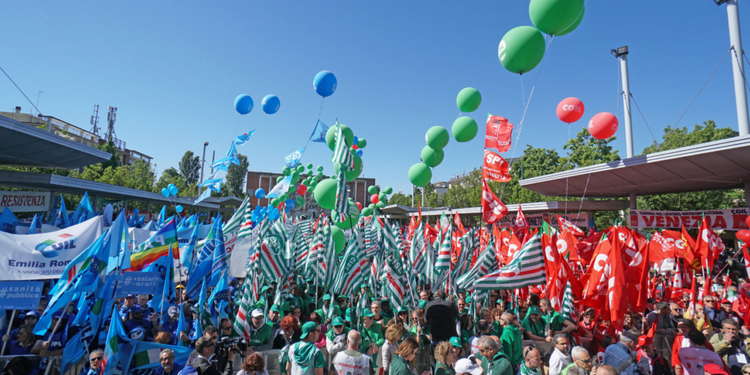 Primo maggio: Cgil, Cisl e Uil in piazza per "il lavoro dignitoso". Meloni: "Festa di chi manda avanti l'Italia"