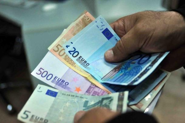 قيود أوروبية جديدة تثير مخاوف بشأن تحويلات مغاربة العالم