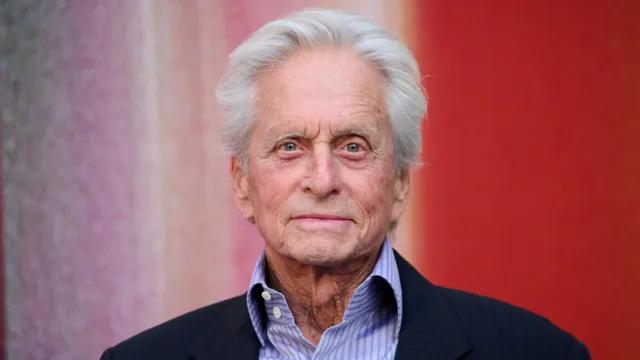 Michael Douglas diz que, em briga, mandou Julia Roberts enfiar o Globo de Ouro 'onde o sol nunca brilha'