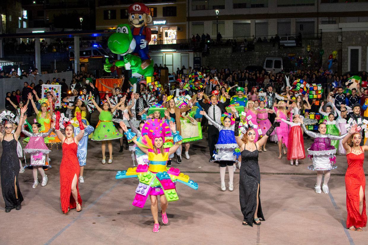 Carnevale InCamerota 2026: a Marina di Camerota sfilano sei carri allegorici tra musica e tradizione
