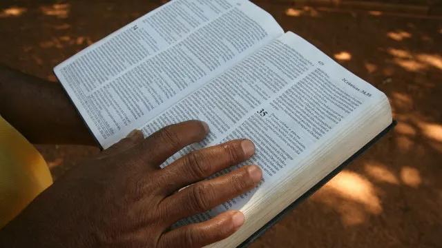 Maioria dos evangélicos do Brasil é de direita, diz Datafolha; católicos registram empate