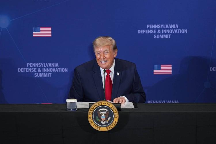 Trump agita il voto: attacco a Cia e Cina