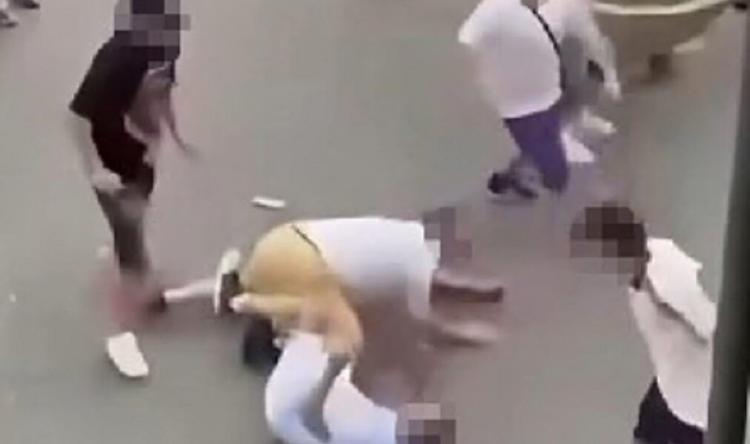 Anziano massacrato di calci, arrestato un diciottenne a Napoli: il video choc virale sui social