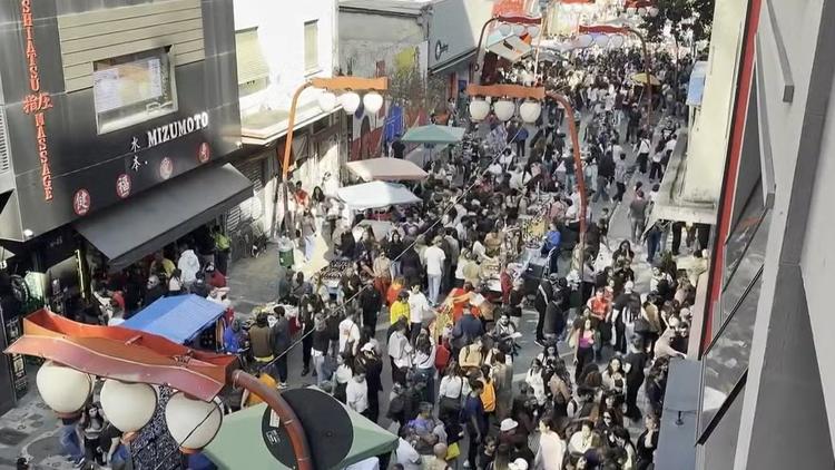 Ambulantes ocupam ruas da Liberdade e pedestres enfrentam dificuldade para circular em feriado em SP