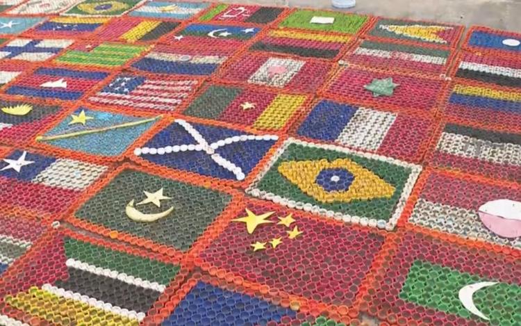 Artista utiliza tampinhas de garrafas PET para criar bandeiras dos países que disputam a Copa do Mundo