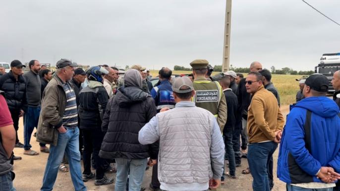 إحتحاج ساكنة بنواحي برشيد يفضح تحول ضيعة فلاحية إلى مستودع سري لتخزين الفحم