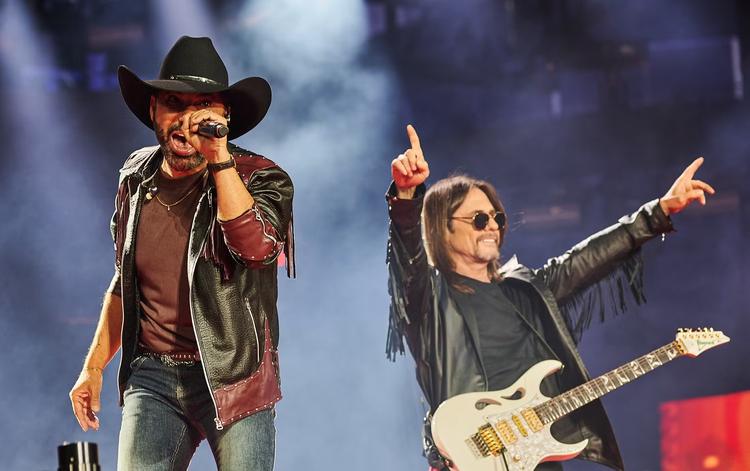 4º dia tem modão de Matogrosso & Mathias, romance de Edson & Hudson e final do rodeio da PBR Brasil