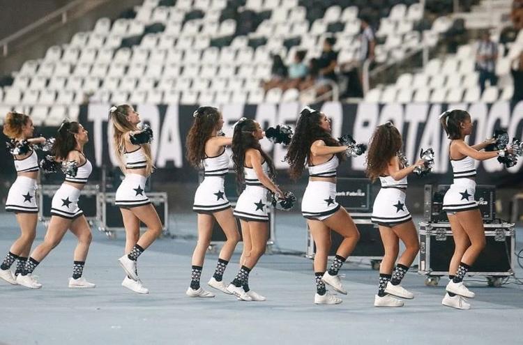 Líderes de torcida do Botafogo em ação no Estádio Nilton Santos: dedicação e paixão (Foto: Vitor Silva / BFR / Divulgação)