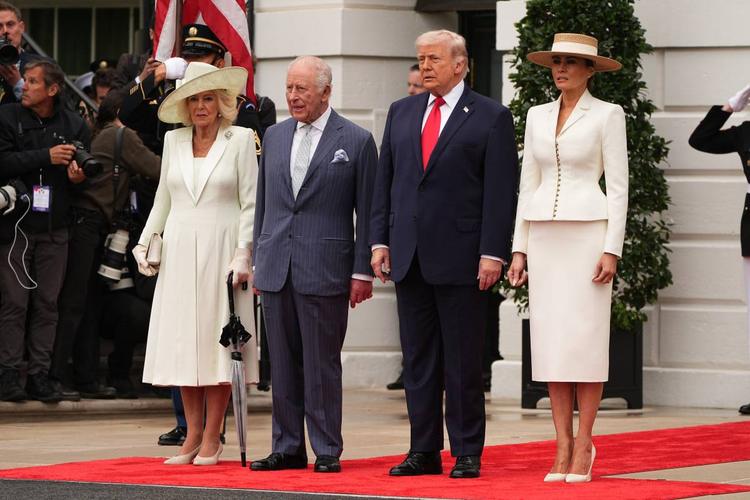 Parata militare e banda dei marines: così Trump ha accolto Re Carlo e Camilla alla Casa Bianca. "Non abbiamo alleato più stretto". Il bilaterale? "Ottimo"