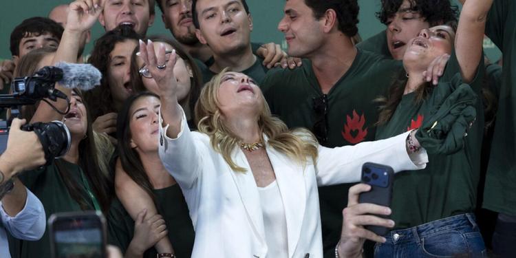 Meloni propone il tetto agli alunni stranieri, ecco perché è inapplicabile: il caso Prato e il nodo dei nati in Italia