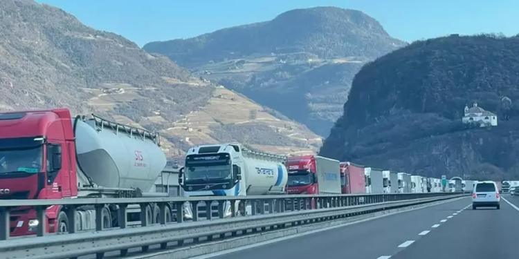 Autotrasporto, confermato il fermo in Calabria il 16 ottobre: «Blocco totale dei mezzi. Le merci non arriveranno nei supermercati»