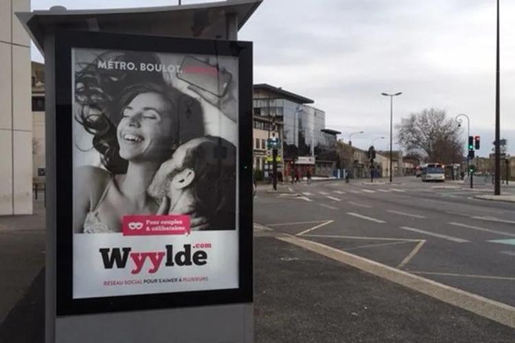"La ville ne peut que déplorer cet affichage" : pourquoi les panneaux publicitaires de ce réseau social libertin sont retirés à Lille