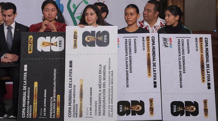 Claudia Sheinbaum entregó los boletos oficiales a las ganadoras del concurso de dominadas
