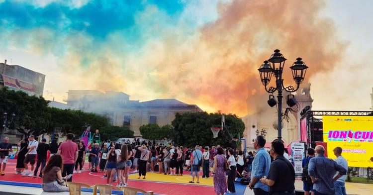 🏀 ☀️𝙇𝙊𝘾𝙍𝙄, IONICUP 2026 Oggi la sfilata inaugurale e la cerimonia che segnano l'inizio delle prime gare di qualifi...