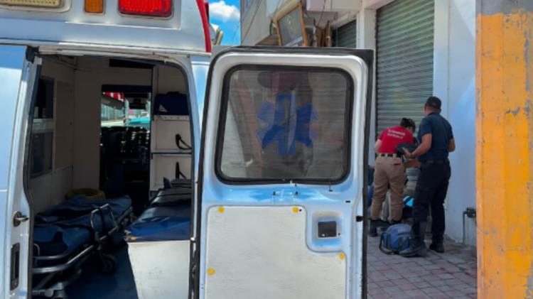 ¡Se salva de milagro! Automovilista embiste a una mujer en Jojutla y escapa