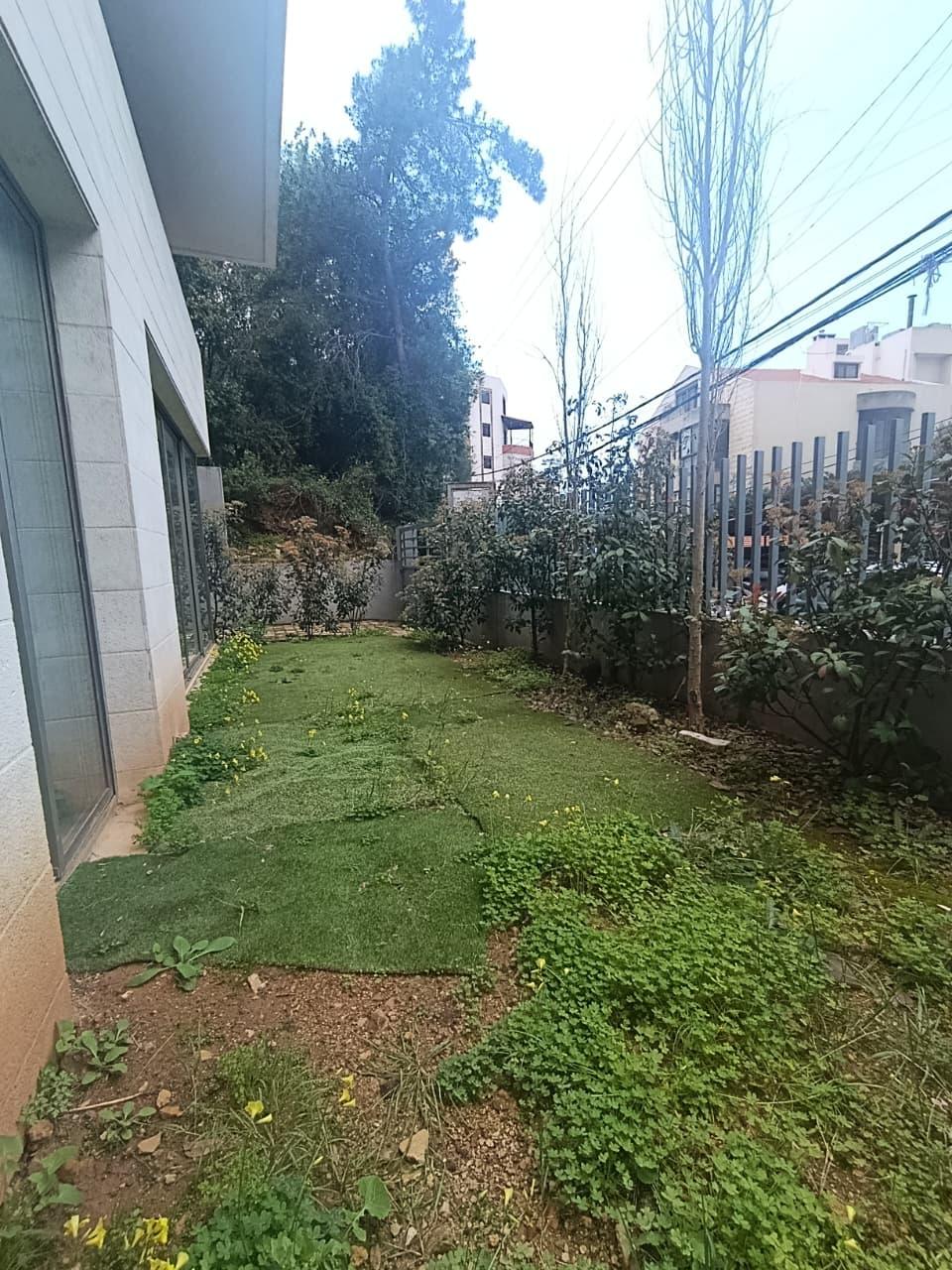 For Sale: Apartment in Ain Saade